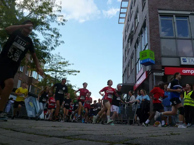 4-km-Strecke: Die Athleten kurz nach dem Start.