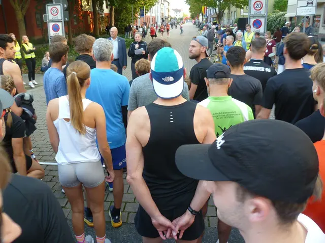 10-km-Strecke: Die Moderatorin und der Lehrter Bürgermeister sprechen in´s Mikrofon – aber es ist kaum etwas zu verstehen.
