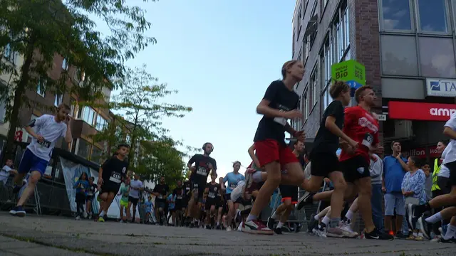 4-km-Strecke: Die Athleten kurz nach dem Start.