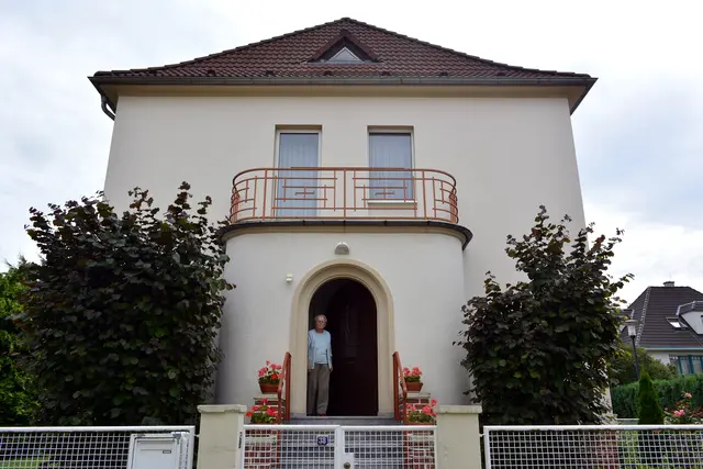 eine Villa, 2012
die Dame wollte nicht das ich dieses Haus fotografierte, 
bemerkte sofort steht nicht zum Verkauf und wahr ganz schön aufgeregt


