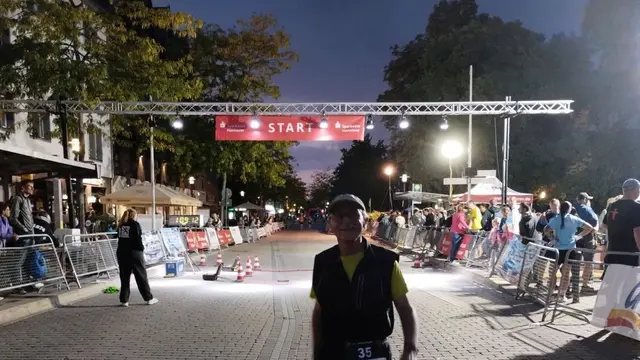 Der Hänigser SpargelSprinter hat die Ziellinie nach 10 Kilometern erreicht. - Die Bildqualität ist suboptimal, die Stimmung aber ganz famos. Und – er hat den 1. Platz in seiner Altersklasse gemacht!
