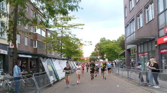 10-km-Strecke: Kurz nach dem Start kommt die erste Kurve.
