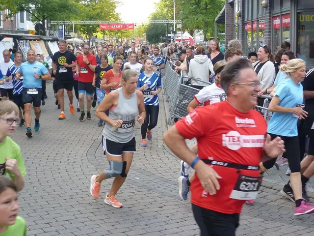 4-km-Strecke: Die Athleten kurz nach dem Start.