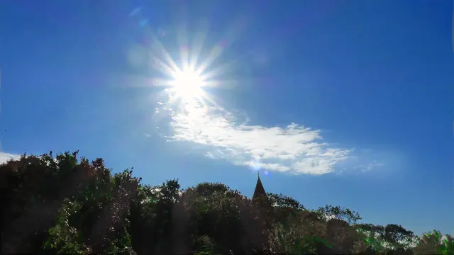 Im September steht die Sonne immer noch sehr hoch über den Wallanlagen, hinter denen sich die Inselkirche versteckt. Foto: Helmut Kuzina