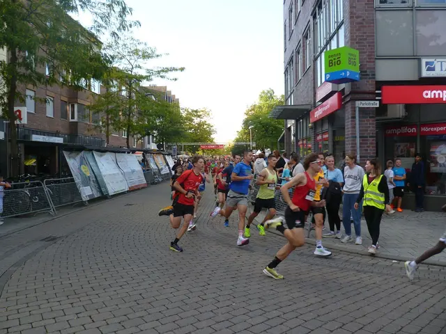 4-km-Strecke: Die Athleten kurz nach dem Start.