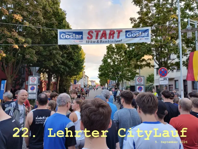Aufmacherfoto: Startaufstellung Teilnehmer/innen auf der 10-km-Strecke.
