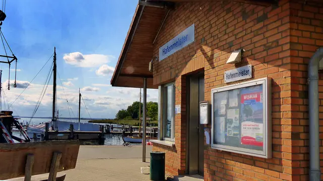 Mehlschwalben auf der Insel Poel: Direkt am Kai steht das Haus des Hafenmeisters. Foto: Helmut Kuzina