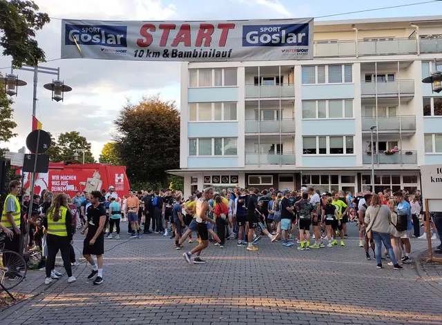 10-km-Strecke: Die Starter/innen sammeln sich.
