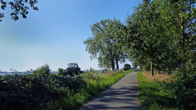 Neben der Straße von Kirchdorf nach Weitendorf gibt es einen breiten Rad- und Wanderweg. Foto: Helmut Kuzina