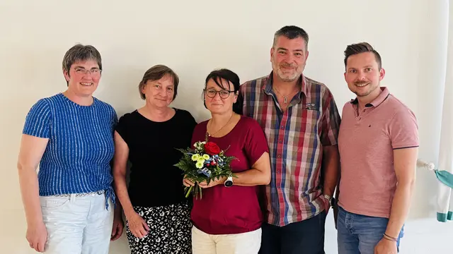 Der Vorstand des Partnerschaftskomitees Meitingen-Pouzauges mit v.l. Andrea Gärtner, Susanne Kuffer und Andreas Franz (rechts) begrüßten die neuen Komiteemitglieder Ingrid Blümel-Haas und Steffen Haas. | Foto: Partnerschaftskomitee Meitingen-Pouzauges
