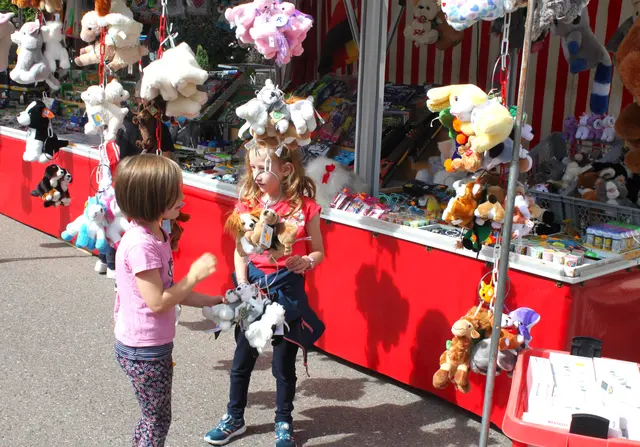 Kinder zeigten sich vom großen Spielwarensortiment richtig begeistert. | Foto: Peter Heider