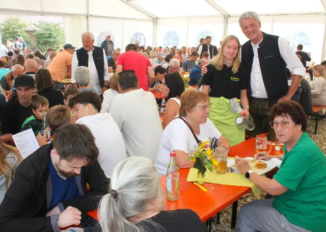 Für Wolfgang Jarasch (stehen rechts mit einer Helferin) ist es der letzte Jahrmarkt als Bürgermeister der Bibertalgemeinde | Foto: Peter Heider