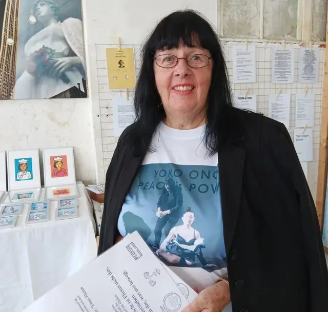 Am Sonntag um 15 Uhr gibt Susanne Schumacher eine Einführung in das Fluxus-Konzept und öffnet Einblicke in die künstlerischen Prozesse hinter den Werken. Wer sich auf dieses Ereignis einlässt, wird nicht nur Kunst sehen, sondern Teil eines Dialogs, einer Bewegung, eines lebendigen Archivs.