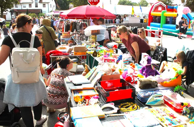 Der Flohmarkt in der Rathausstraße  gehört zu den Attraktionen beim Jahrmarkt an der Biber. | Foto: Peter Heider