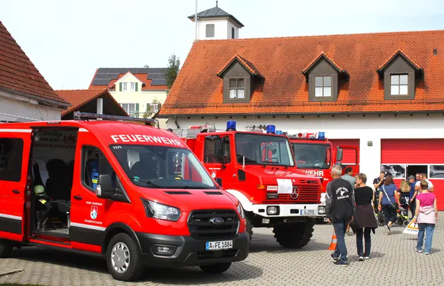 Die Feuerwehr präsentierte bei einem Tag der offenen Tür ihre Fahrzeugflotte. | Foto: Peter Heider