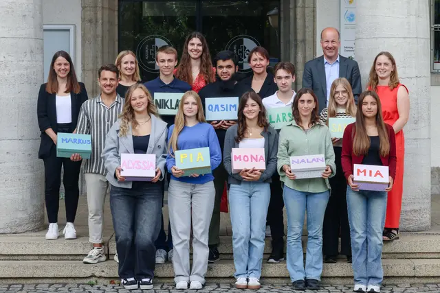 Von links: Geschäftsbereichsleiterin Service – Zukunft – Klimaschutz Melanie Fichtl, Markus Kro-net, Ausbildungsleitung Sarah Wirth, Alyssia Peters, Niklas Engelhart, Ausbildungsleitung Larissa Bund, Pia Wolter, Qasim Akhtar, Mona Graf, Stellvertretende Personalratsvorsitzende Tatjana Manhart, Lars Rau, Nalan Karamann, Landrat Martin Sailer, Sarah Stöckle, Mia Heiligensetzer, Ausbildungsleitung Anna Thalhofer. | Foto: Lina Prinzensing