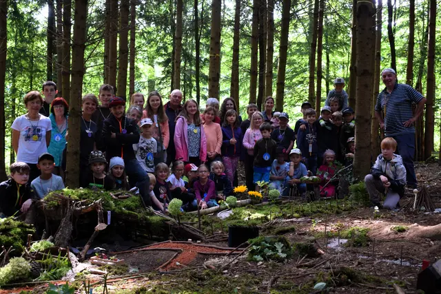 Rund 35 Kinder haben ein traumhaftes Wichteldorf erbaut. | Foto: Walter Trettwer