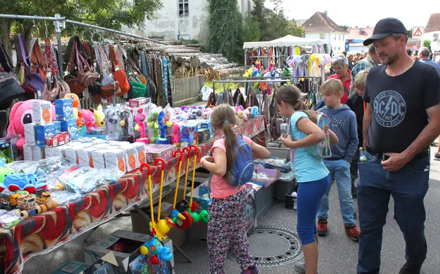 Den ganzen Tag über strömten Jahrmarktfreunde durch die Budengasse im Ortszentrum von Biberbach. | Foto: Peter Heider