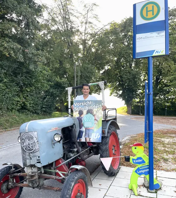Nico Cavaliere transportiere die Sicherheitsplakate mit einem Traktor zu den einzelnen Standorten. | Foto: Peter Heider
