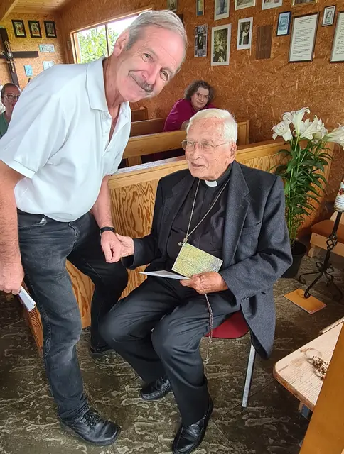 Wiedersehensfreude Franz Werder mit S. E. Bischof emer. Dr. Walter Mixa