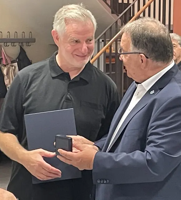 Bürgermedaille für Karl-Heinz Steffens rechts 2. Bürgermeister Richard Scharold | Foto: Reißner