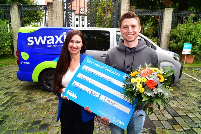 swa Projektleiterin Julia Boxler überreicht dem 33.333 Kunden Maximilian Fahrtguthaben. | Foto: swa/Thomas Hosemann