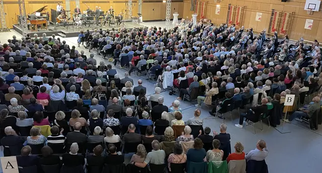 Voll besetzte Halle im Jazzkonzert | Foto: Horseling