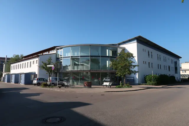 Tag der offenen Tür im Sozialzentrum in der Hermann-Löns-Straße am 10. Oktober: Eine besondere Gelegenheit, den Förderverein Sozialstation Friedberg, Träger des markanten Gebäudes kennenzulernen, wie auch die , sozial-karitativen Institutionen und Projekte, denen der Verein dort ein Dach gibt