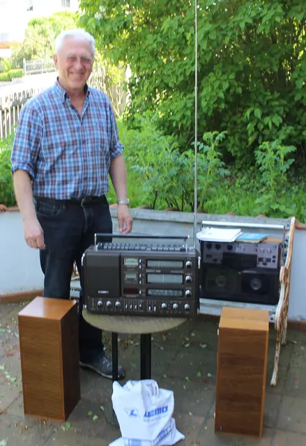 Diesen Grundig Satelitt Kofferradio (im Vordergrund) spendete Manfred Hintermayer aus Dillingen. Dazu auch noch die Originalrechnung hat er dem Wertinger Radiomuseum kostenlos überlassen. | Foto: Otto Killensberger