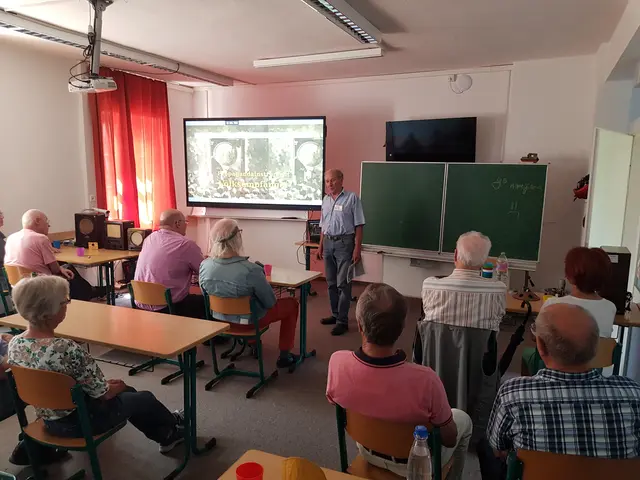 Jeder Platz ist belegt: bei den Vorträgen über die Geschichte der Radios und ihrer Firmen im Radio- und Telefonmuseum Wertingen an jedem 3. Sonntag im Monat um 15 Uhr. Das Bild stammt von dem Vortrag "Der Volksempfäger".   | Foto: Otto Killensberger
