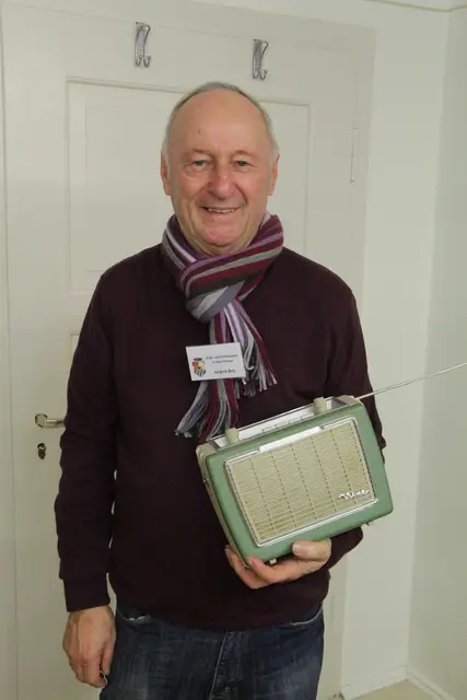 Siegfried Beck aus Augsburg, ehrenamtlicher Mitarbeiter beim Radio- und Telefonmuseum Wertingen, hat seinen ersten Kofferradio dem Museum gespedet. | Foto: Otto Killensberger