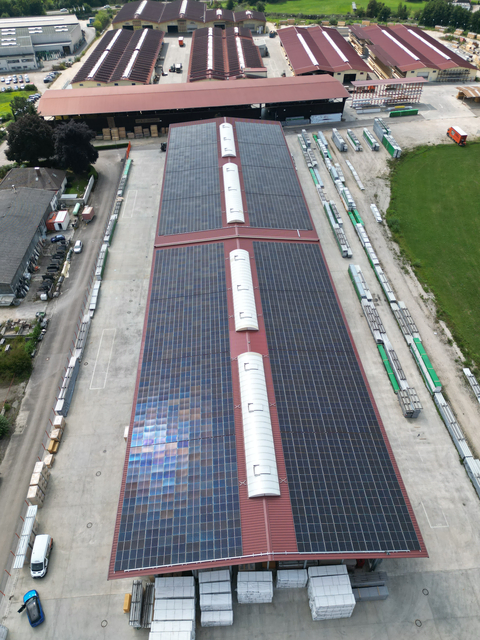 Das Luftbild von Halle 7 und 8 bei Denzel zeigt die neuen Photovoltaikflächen | Foto: Alois DENZEL KG 
