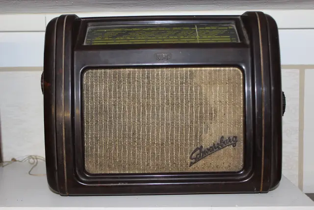 Dieser Kofferradio von der Firma Schwarzburg 875/53GWU,  Material: Preßstoff (Bakelit). Hersteller Stern-Radio Sonneberg, VEB, RFT; SONRA; -vorm.: EAK (Ostdeutschland).
 | Foto: Otto Killensberger