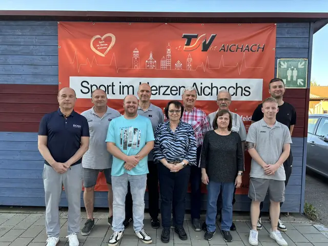 Neue Abteilungsleitung von Links:
Hinten: Christian Kosmak, Manfred Kappel, Raymund Aigner, Jürgen Küchler (Ehrenabteilungsleiter), Josef Heil.
Vorne: Richard Hangl (Vorstand TSV), Dominik Seebach, Gerda Aigner, Magdalena Küchler, Fabian Hauke.
Auf dem Foto fehlt Christin Weinhart.