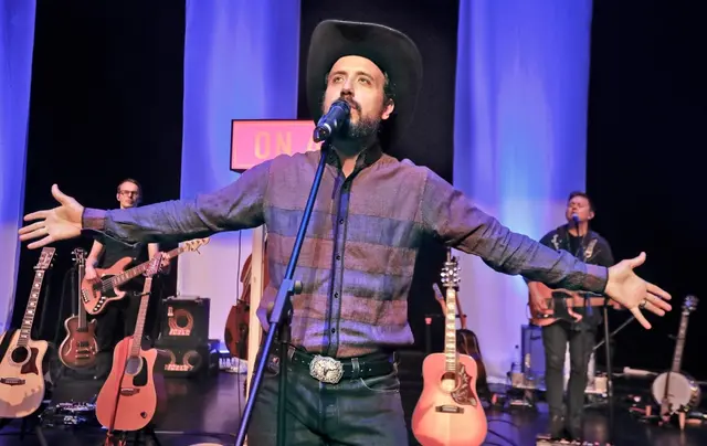 Erleben Sie die Hits von Johnny Cash, Willie Nelson, Dolly Parton, Garth Brooks und vielen mehr mit Nashville live auf der Bühne der Stadthalle Neusäß | Foto: maple tree entertainment