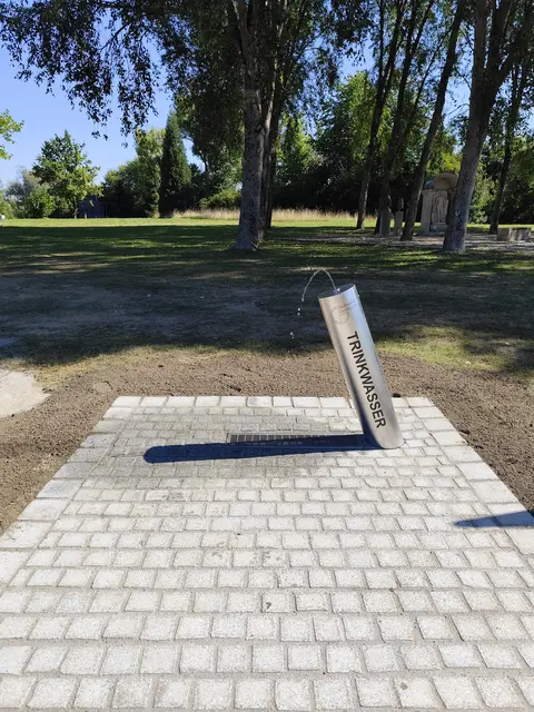 Der neue Trinkwasserbrunnen beim Merkurtempel wurde kurz nachdem er aufgestellt wurde, zerstört. Jetzt müssen Ersatzteile beschafft werden, bevor der Brunnen wieder in Betrieb genommen werden kann. | Foto: Stadt Gersthofen