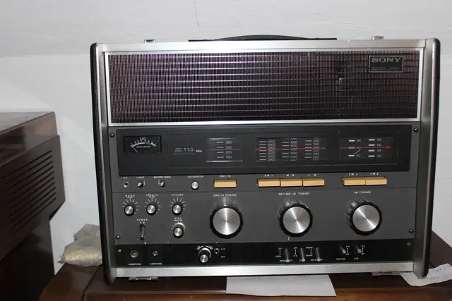 Die asiatischen Elektrogerätehersteller eroberten den Elektronik Markt nicht nur bei den Kofferradios, auch Fernseher, Plattenspieler, Stereoanlagen, Handy, und und und. Im Bild ein SONY Kofferradio. | Foto: Otto Killensberger