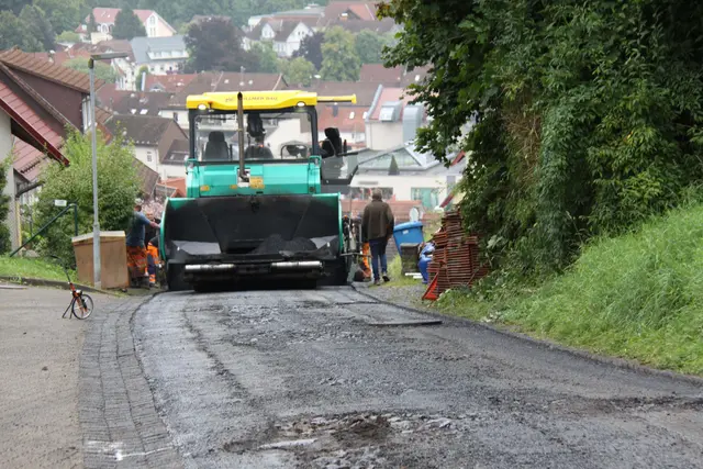 Foto: Bernd Jackisch für WgiR - Im August wurde die Deckensanierung auf dem letzten Teilstück der Heikenbergstr., der Dr. Bodo-Otto-Str., des Weinberges und der Siedlung in Osterhagen fortgesetzt