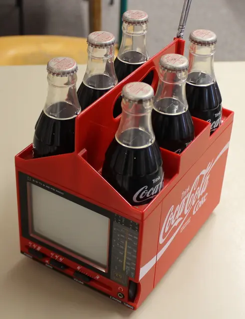 Läuft das auch unter Kofferradio? Ja - sogar mit Fernseher. Ein Cola-Flaschenträger - die Flaschen sind natürlich nur aus Plastik als Deko. | Foto: Otto Killensberger