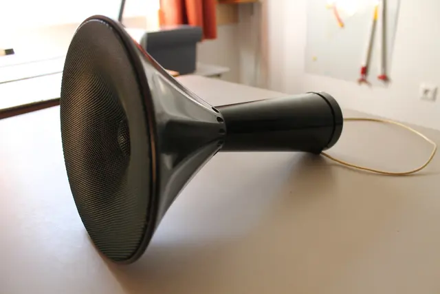 Auch ein Telefunken-Modell der "LaLaLa". - Das Radio Lalala wurde von Philippe Starck entworfen (geb. 18.1.1949 in Paris). Laut Beizettel zur Bedienungsanleitung wurde eine begrenzte Anzahl von 7000 Exemplaren hergestellt. Lautsprecher mit Metallgitter davor. Seit 5 Jahren im Radio- und Telefonmuseum in Wertingen zu Hause.

    Form
    Design Radio oder Novelty, Gadget, auch Reklameradio | Foto: Otto Killensberger