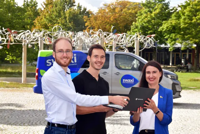 Dr. David Fleckenstein und M.Sc. Fabian Anzenhofer (v. l.) vom Lehrstuhl für Analytics &amp; Optimization an der Universität Augsburg arbeiten zusammen mit den swa und Julia Boxler (r.), Leiterin der Stabsstelle Ridesharing bei den swa, an der Optimierung der swaxi-Fahrpreise. | Foto: swa/Thomas Hosemann