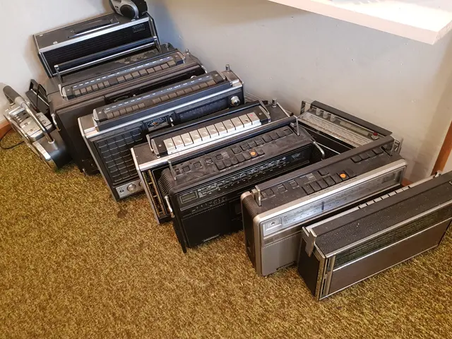 Das sind schon die Flakschiffe der Kofferradios. Heute spielt das Handy die Musik. | Foto: Otto Killensberger