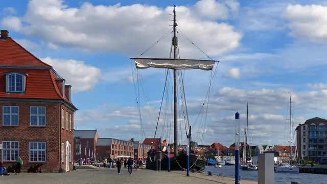 Die Poeler Kogge „Wissemara“ liegt im Alten Hafen und darf in diesem Jahr keine Ausfahrten mehr anbieten. Foto: Helmut Kuzina