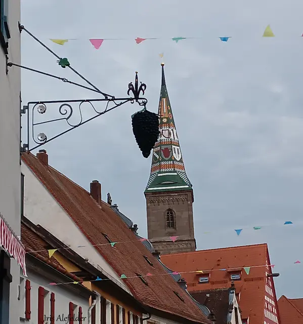 Gasthaus zur Traube, im Hintergrund die Stadtkirche. | Foto: Iris Alefelder