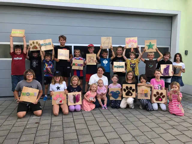 Foto: Stolz sind die Jungen und Mädchen auf ihre persönlichen Nagelbilder, die sie unter Anleitung von Lisa Hurler (Bildmitte mit Tochter Mathilda auf dem Schoß) geschaffen haben. 