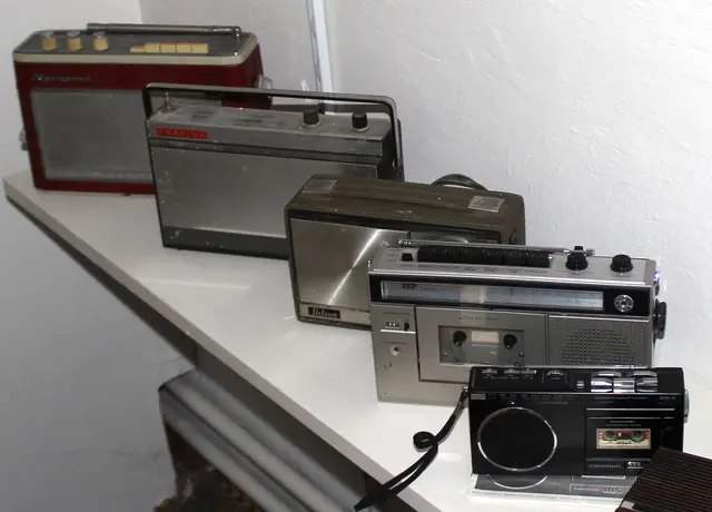 ... und noch ein paar Kofferradios. Hier schon Modelle mit Casettenrekorder. | Foto: Otto Killensberger