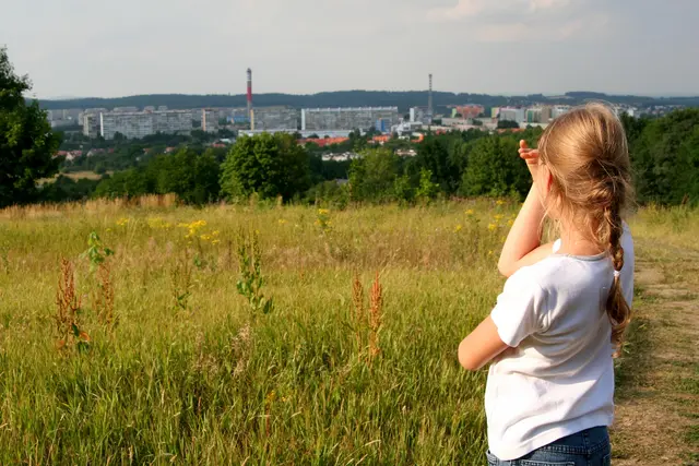 Stadt und Land sind eng miteinander verwoben, etwa bei den täglichen Verkehrs- und Warenströmen. | Foto: Quelle: iStock.com/Hallgerd