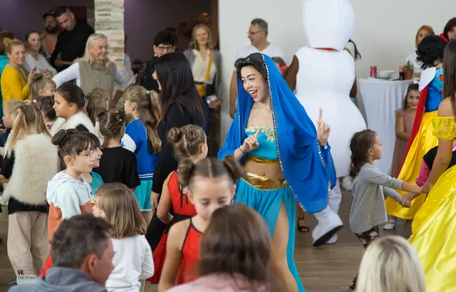 Prinzessin Jasmin mit den Kids | Foto: Andrea dal Ponte