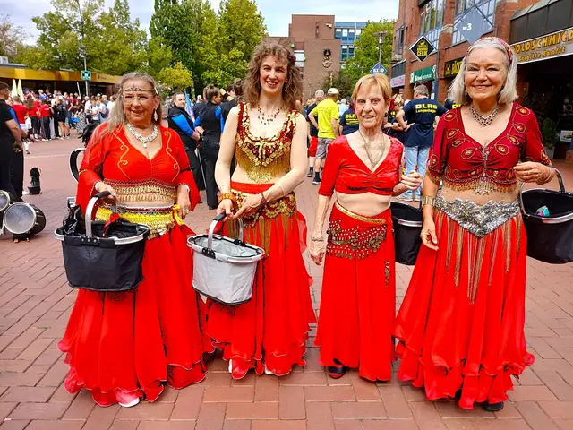 Bevor es losgeht, versammeln sich Teilnehmerinnen und Teilnehmer auf dem Marktplatz. Paradies Oriental hat viele Bonbons für die Kinder in den Körben. | Foto: Shima Mahi