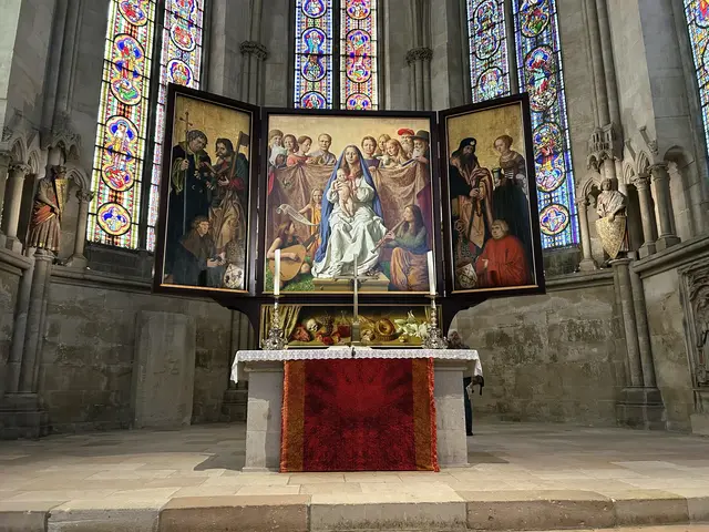 Erst nach Verleihung des Welterbetitels ist der Altaraufsatz hier platziert worden. Er hat nichts mit dem Werk des Naumburger Meisters zu tun und muss an dieser Stelle weichen. 